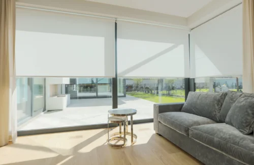 Modernes Büro mit großen Fenstern und stilvollen Möbeln